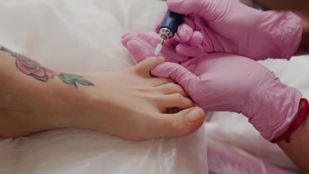 Pedicure πλοίαρχος πριόνισμα νύχια των ποδιών μιας γυναίκας. — Αρχείο Βίντεο