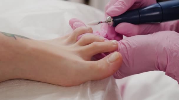 Педикюр майстер розпилювання нігтів жінки . — стокове відео