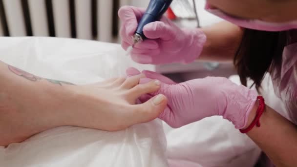 Pedicure mestre serrar unhas dos pés de uma mulher . — Vídeo de Stock