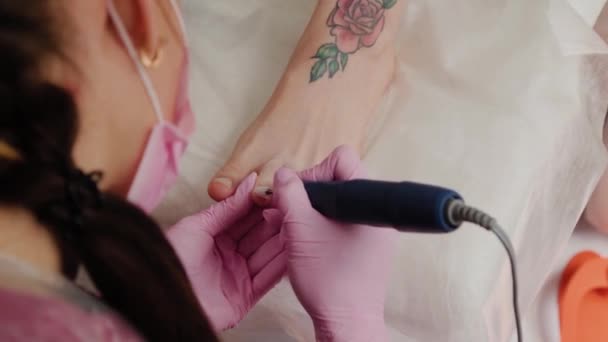 Педикюр майстер розпилювання нігтів жінки . — стокове відео