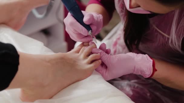 Pedicure mistrz piły paznokcie u nóg kobiety. — Wideo stockowe