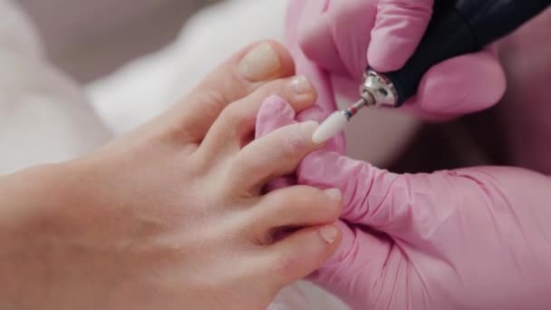 पेडीक्योर मास्टर एक महिला के toenails देख रहा है . — स्टॉक वीडियो