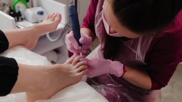 Pedicure mistrz piły paznokcie u nóg kobiety. — Wideo stockowe