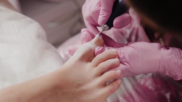 Pedicure πλοίαρχος πριόνισμα νύχια των ποδιών μιας γυναίκας. — Αρχείο Βίντεο