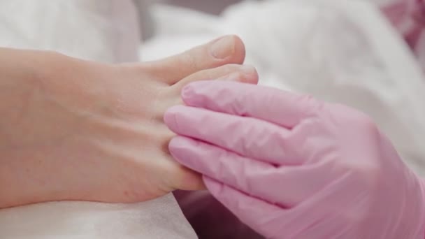 Pedicure mestre serrar unhas dos pés de uma mulher . — Vídeo de Stock