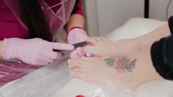 Pedicure mistrz obcina kobietom paznokcie u nóg. — Wideo stockowe