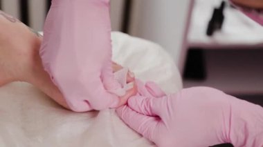 Pedikür ustası kadın tırnaklarını parlatır..