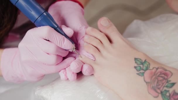 Pedicure mistrz piły paznokcie u nóg kobiety. — Wideo stockowe