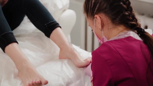 Pedicure mestre serrar unhas dos pés de uma mulher . — Vídeo de Stock