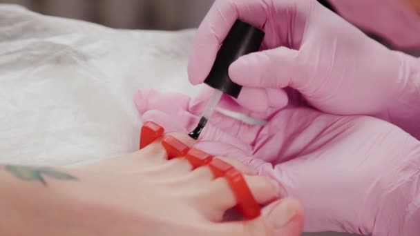 Мастер педикюра полирует женские ногти на ногах . — стоковое видео