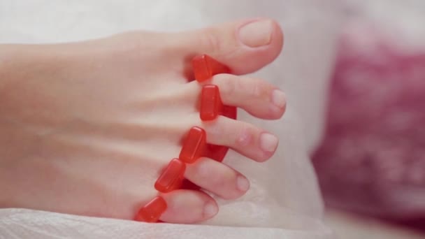 Pedicure mistrz poleruje kobietom paznokcie u nóg. — Wideo stockowe