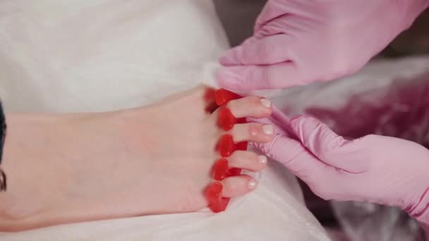 Pedicure mistrz traktuje palce do kobiety. — Wideo stockowe