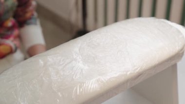 Güzel kadın elleri manikürün önünde..