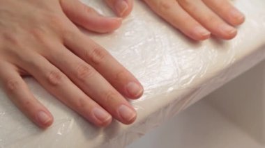 Güzel kadın elleri manikürün önünde..