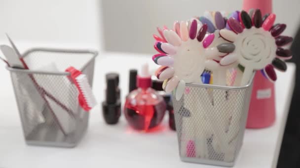 Sampel warna-warni manikur di salon kecantikan. — Stok Video