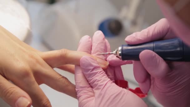 Manicurista taglia unghie con una macchina per un cliente in un salone di manicure. — Video Stock