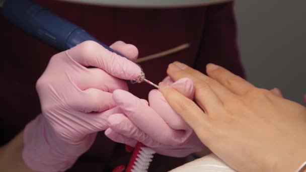 Manicure knipt nagels met een machine naar een klant in een manicure salon. — Stockvideo