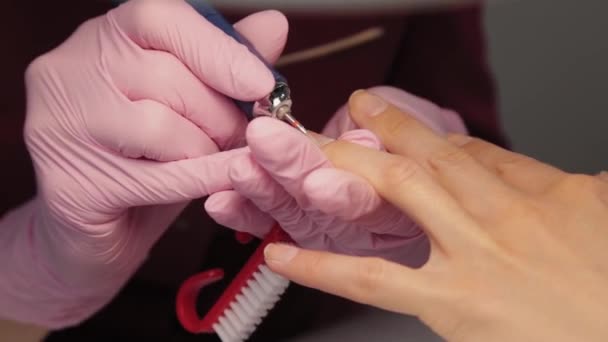 Manicure knipt nagels met een machine naar een klant in een manicure salon. — Stockvideo