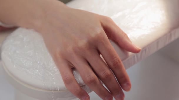 Mooie vrouw handen in de voorkant van manicure. — Stockvideo