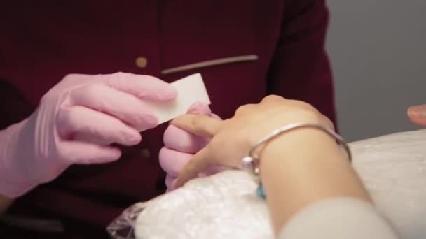 Manicurista lucida le unghie del cliente. — Video Stock