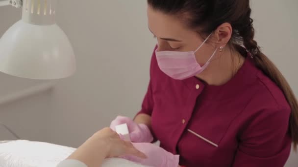 Manikérka leští klientovi nehty. — Stock video