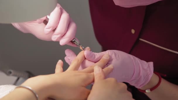 Manicurista elimina cutículas con fórceps . — Vídeos de Stock