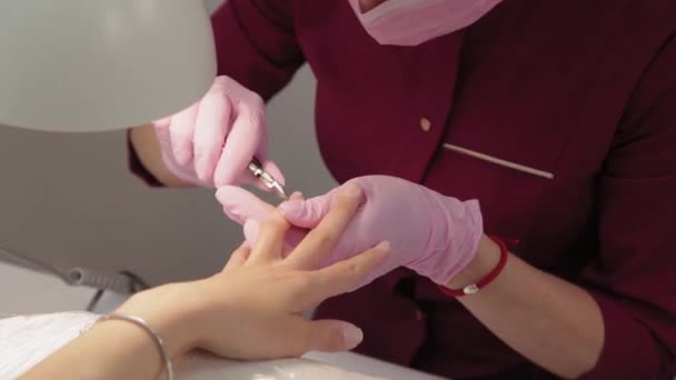 Manicurista elimina cutículas con fórceps . — Vídeo de stock