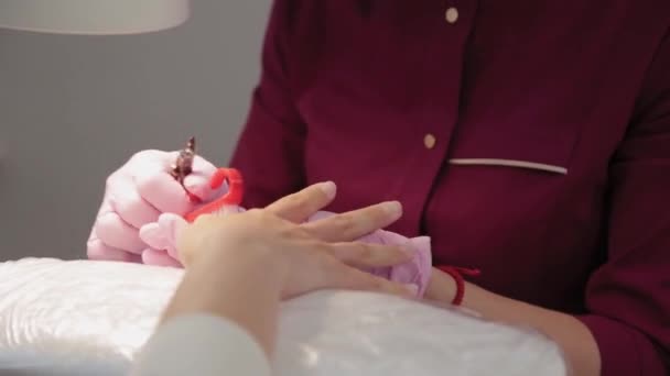 Manicurista elimina cutículas con fórceps . — Vídeos de Stock