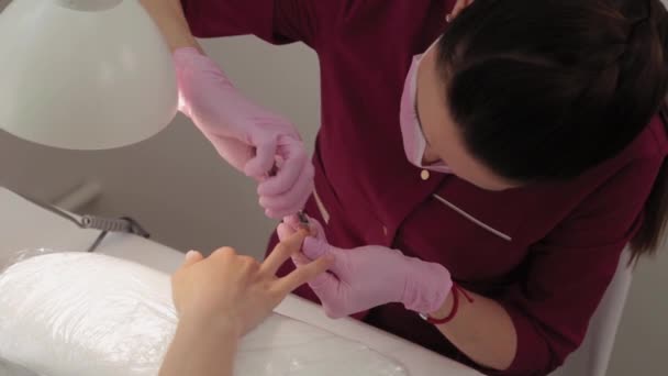 Manicure remove cutículas com fórceps . — Vídeo de Stock