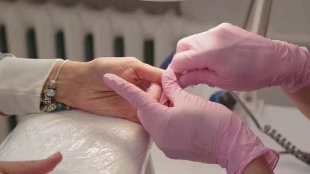 Manicure veegt nagels af met een wattenstaafje. — Stockvideo