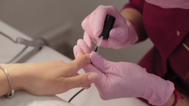 Manikérka leští nehty s klientem v salonu krásy. — Stock video