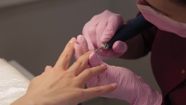 Manicurist polerar naglar med en kund i en skönhetssalong. — Stockvideo