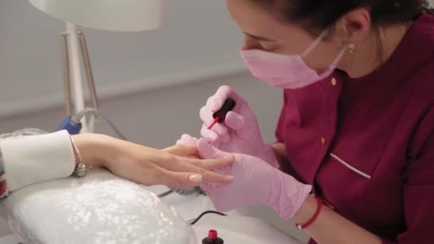 Manikérka leští nehty s klientem v salonu krásy. — Stock video