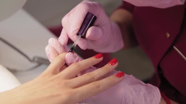 Manicure poetst nagels met een klant in een schoonheidssalon. — Stockvideo