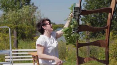 Düğün dekoratörü, evlilik kayıt yerini taze çiçeklerle dekore ediyor..