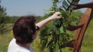 Düğün dekoratörü, evlilik kayıt yerini taze çiçeklerle dekore ediyor..