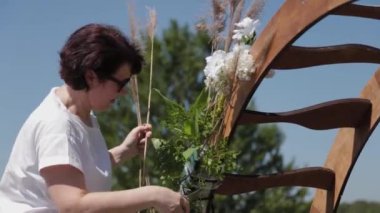 Düğün dekoratörü, evlilik kayıt yerini taze çiçeklerle dekore ediyor..