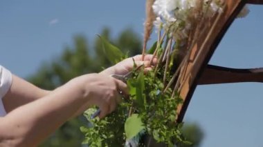 Düğün dekoratörü, evlilik kayıt yerini taze çiçeklerle dekore ediyor..