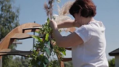 Düğün dekoratörü, evlilik kayıt yerini taze çiçeklerle dekore ediyor..