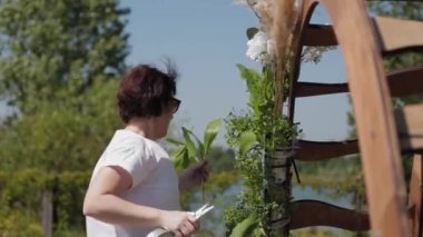 Düğün dekoratörü, evlilik kayıt yerini taze çiçeklerle dekore ediyor..