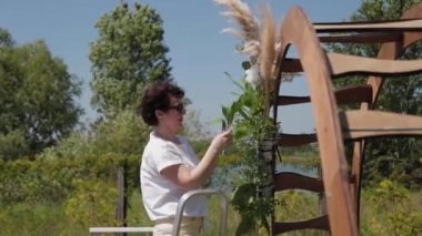 Düğün dekoratörü, evlilik kayıt yerini taze çiçeklerle dekore ediyor..