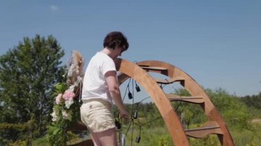 Düğün dekoratörü, evlilik kayıt yerini taze çiçeklerle dekore ediyor..