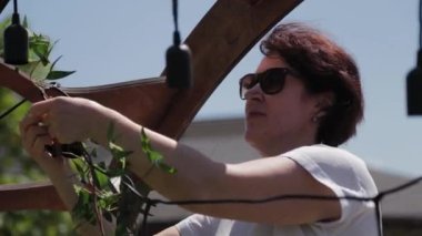 Düğün dekoratörü, evlilik kayıt yerini taze çiçeklerle dekore ediyor..