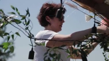 Düğün dekoratörü, evlilik kayıt yerini taze çiçeklerle dekore ediyor..