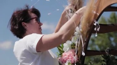 Düğün dekoratörü, evlilik kayıt yerini taze çiçeklerle dekore ediyor..