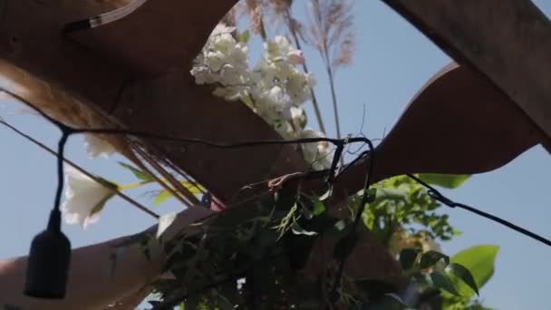 Decorador de casamento decora o lugar de registro de casamento com flores frescas . — Vídeo de Stock