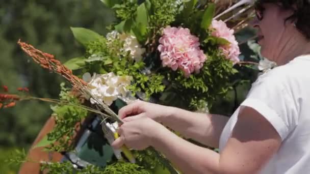 Decorador de casamento decora o lugar de registro de casamento com flores frescas . — Vídeo de Stock