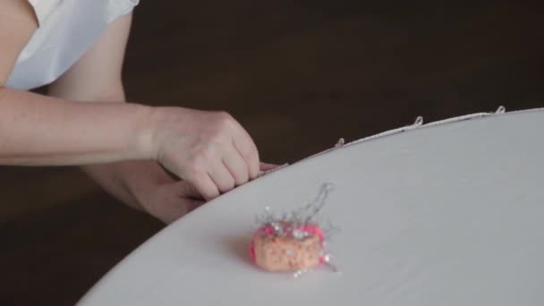 Décorateur professionnel décore une table de mariage. — Video