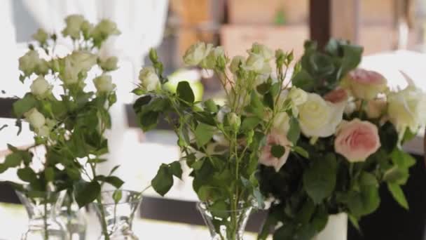 Vackra blommor för semesterbordet. — Stockvideo