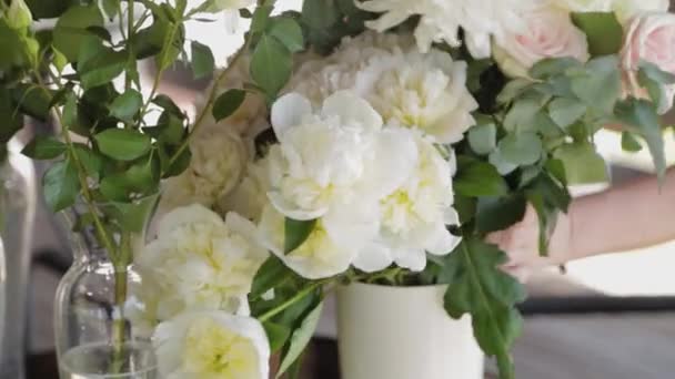 Beautiful flowers for the holiday table. — Stock Video